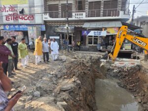 हस्तिनापुर रोड पर पुलिया निर्माण से आवागमन बाधित, जनप्रतिनिधियों के हस्तक्षेप से बना अस्थायी रास्ता
