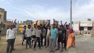 हस्तिनापुर की मनोहरपुर कॉलोनी में हो रही सीसी रोड निर्माण कार्य में ठेकेदार की मनमर्जी और तानाशाही से आम जनता हो रही है दुर्घटना का शिकार