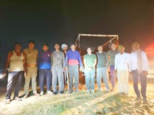 चामरौद में आधी रात सड़क पर घूमता मिला विशाल मगरमच्छ, वन विभाग ने 2 घंटे के रेस्क्यू के बाद गंगा में छोड़ा