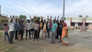 हस्तिनापुर की मनोहरपुर कॉलोनी में हो रही सीसी रोड निर्माण कार्य में ठेकेदार की मनमर्जी और तानाशाही से आम जनता हो रही है दुर्घटना का शिकार