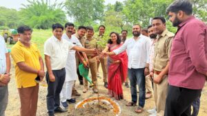 **विश्व पर्यावरण दिवस पर हस्तिनापुर में हुआ भव्य वृक्षारोपण, वन क्षेत्राधिकारी खुशबू उपाध्याय ने किया “एक पौधा मां के नाम” अभियान का आह्वान**