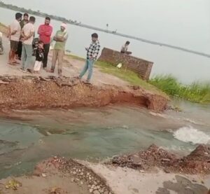 करोड़ों की लागत से बनी हस्तिनापुर–चांदपुर सड़क रातोंरात जेसीबी से काटी, ग्रामीणों में भारी आक्रोश