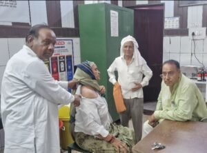 मवाना में बंदरों का खौफ: बुजुर्ग महिला पर हमला, पूर्व मंत्री और भाकियू नेता ने बचाई जान; सीएचसी में कराया भर्ती