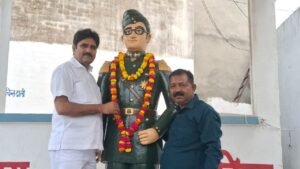 बंगाली बाजार में नेताजी की प्रतिमा पर माल्यार्पण कर समाजसेवी सुशील नागर ने किया ध्वजारोहण; उमड़े गणमान्य नागरिक