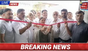 हस्तिनापुर व्यापार संघ ने स्वतंत्रता दिवस पर लगाया स्वैच्छिक रक्तदान शिविर; चेयरपर्सन सुधा खटीक ने फीता काटकर किया उद्घाटन
