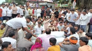 हस्तिनापुर में सनसनी: युवक की गोली मारकर हत्या, परिजनों ने चौराहे पर शव रख लगाया जाम; मुख्य आरोपी के घर पर चला बुलडोजर